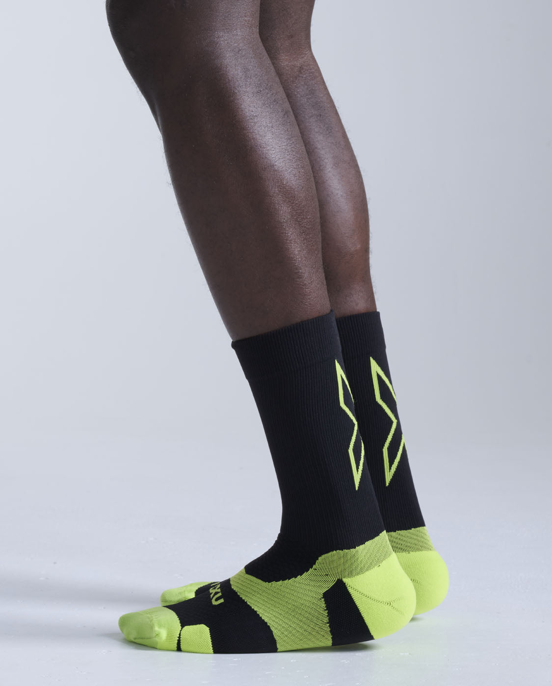 2xu-vectr-light-cushion-crew-socks-calzini-running image 2