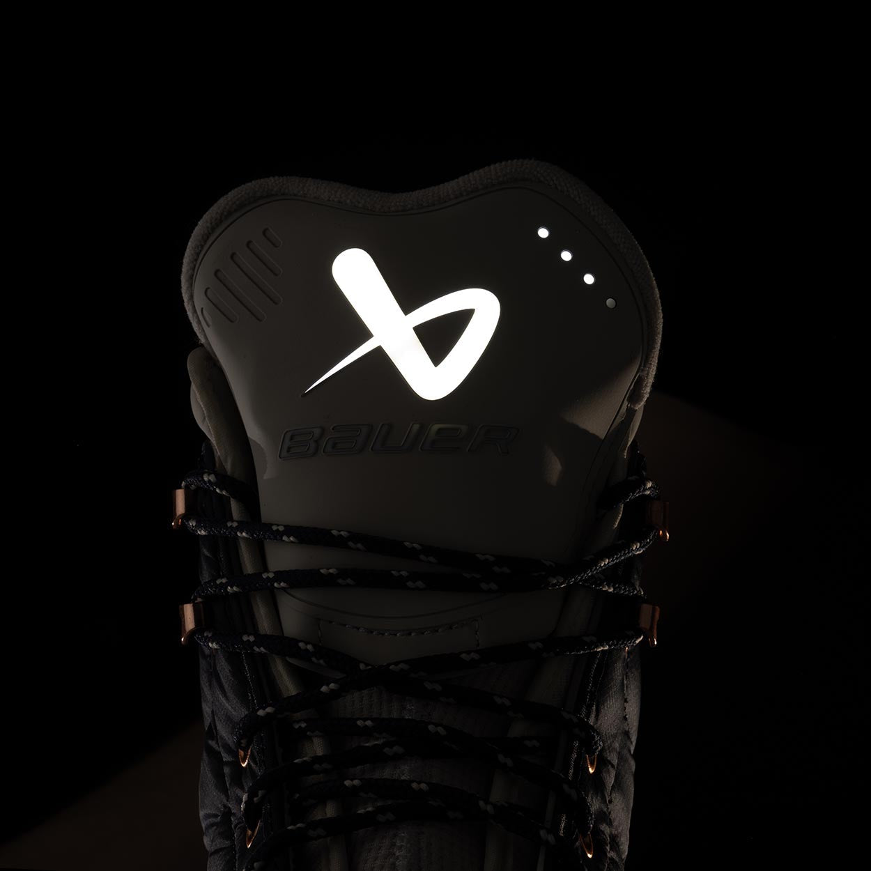 bauer-radiant-heated-skate-senior-pattini-riscaldati-lifestyle image 7