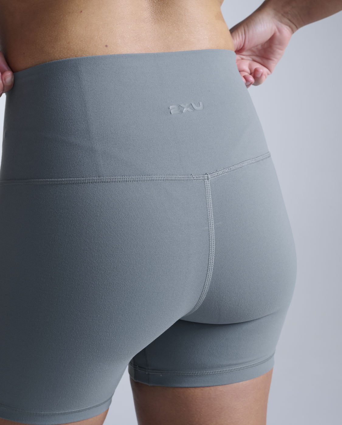 2xu-fluid-hi-rise-5-inch-shorts-shorts-donna-verdi-vita-alta image 4