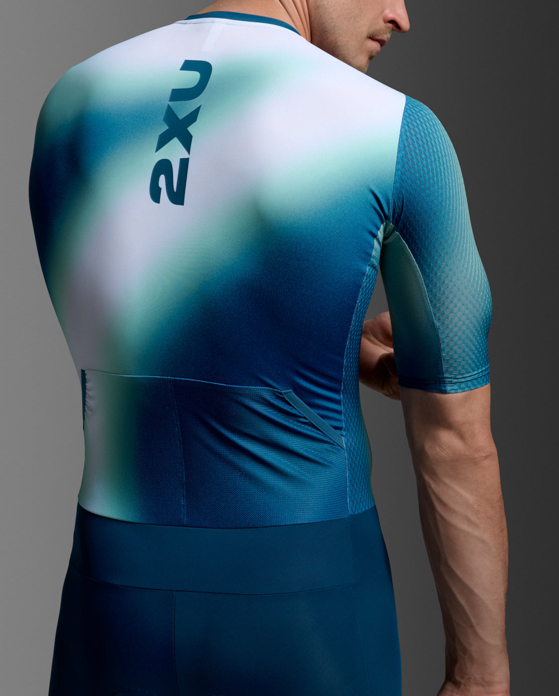 2xu-aero-hex-sleeved-trisuit-triathlon-aerodinamica-blu-verde image 6