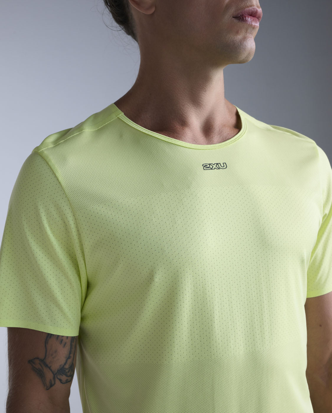 2xu-light-speed-tech-tee-maglietta-running-uomo-gialla-slim image 5