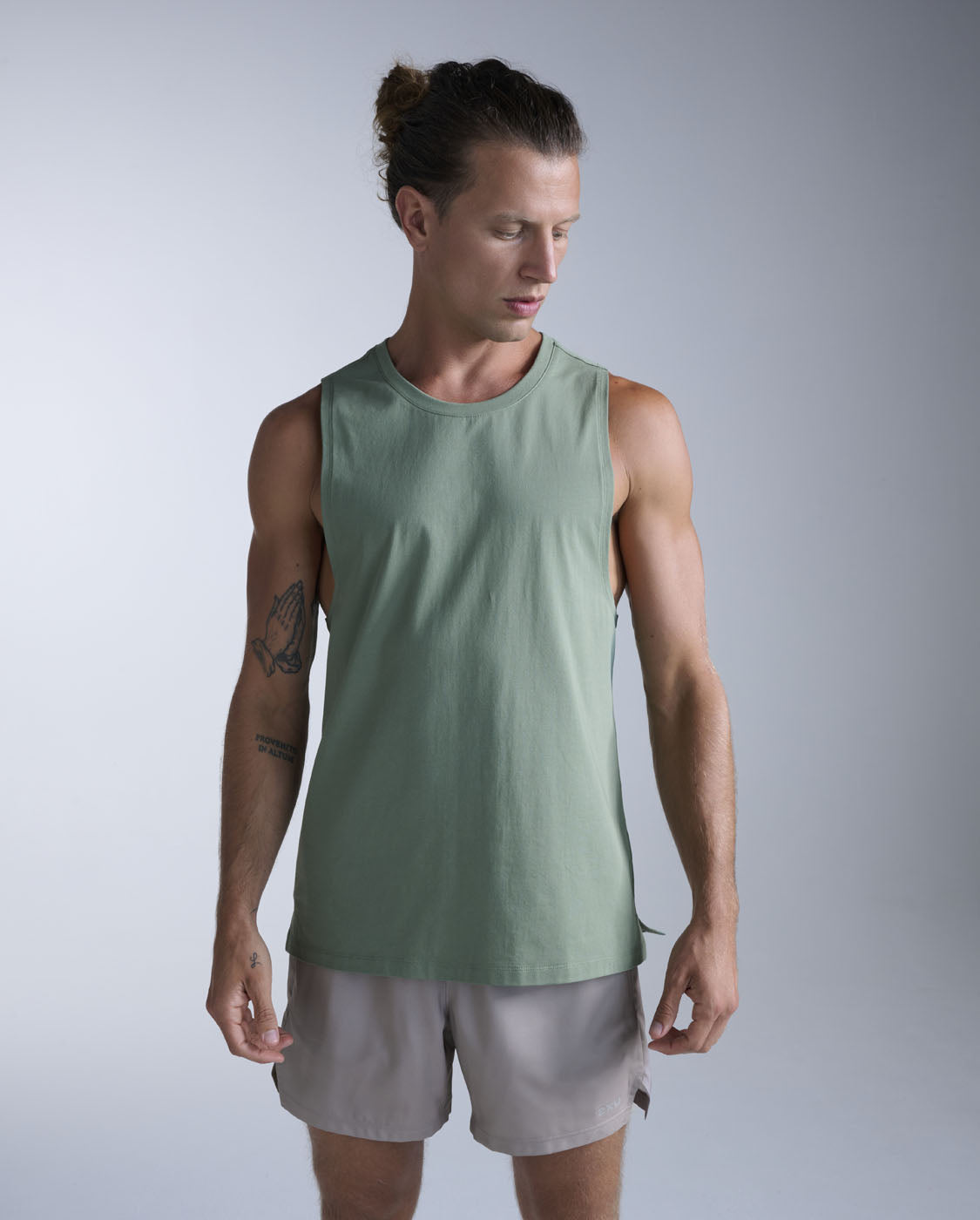 2xu-motion-cotton-flex-tank-uomo-canotta-training-verde image 1