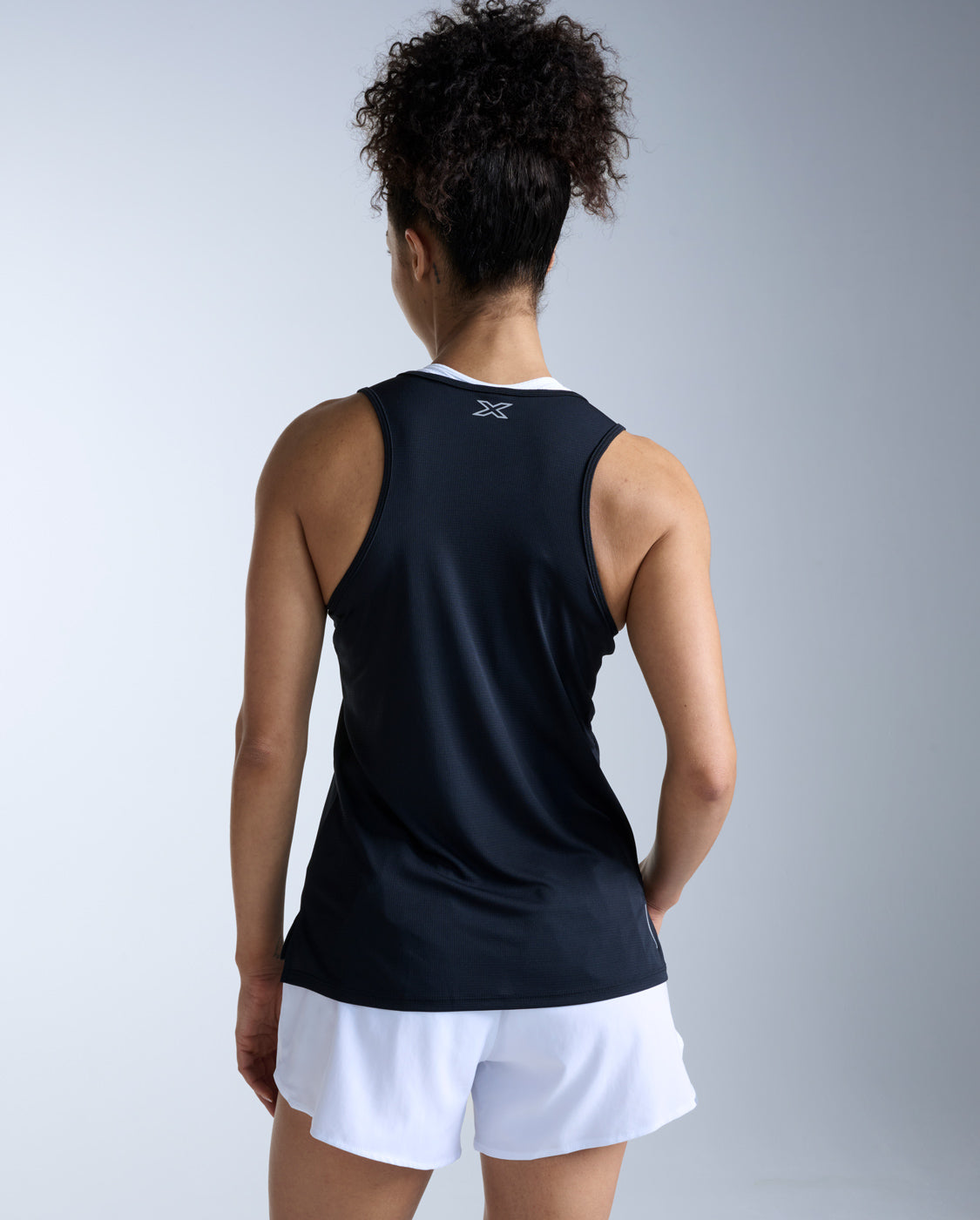 2xu-aero-singlet-canotta-running-donna-slim-nera image 5
