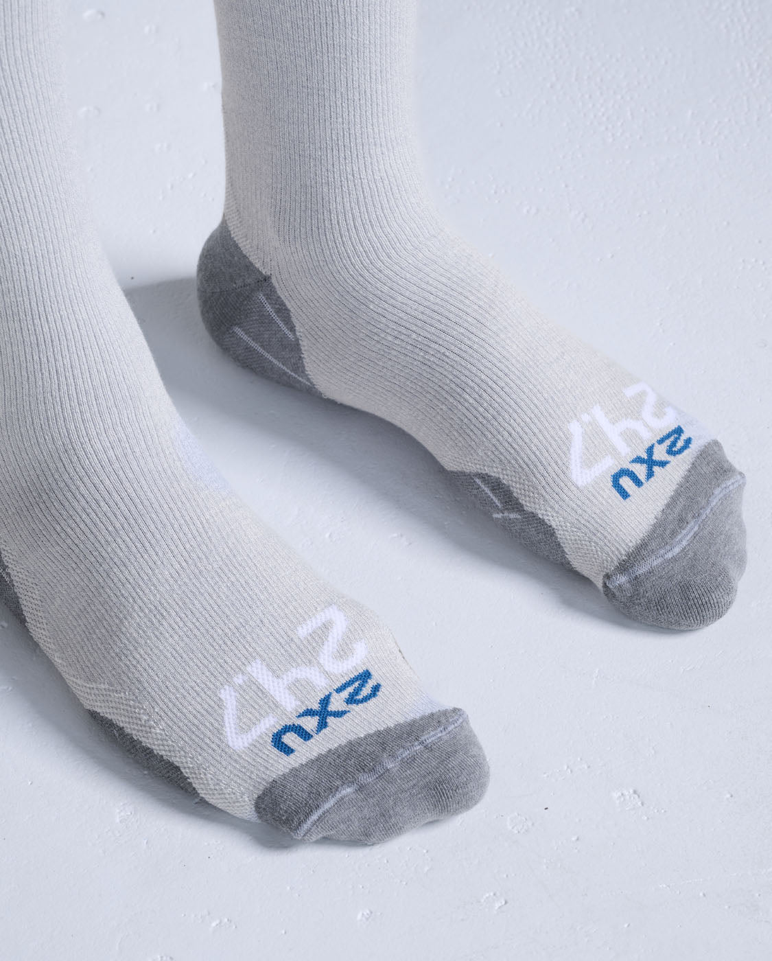2xu-24-7-bamboo-compression-socks-calze-a-compressione-grigio image 5