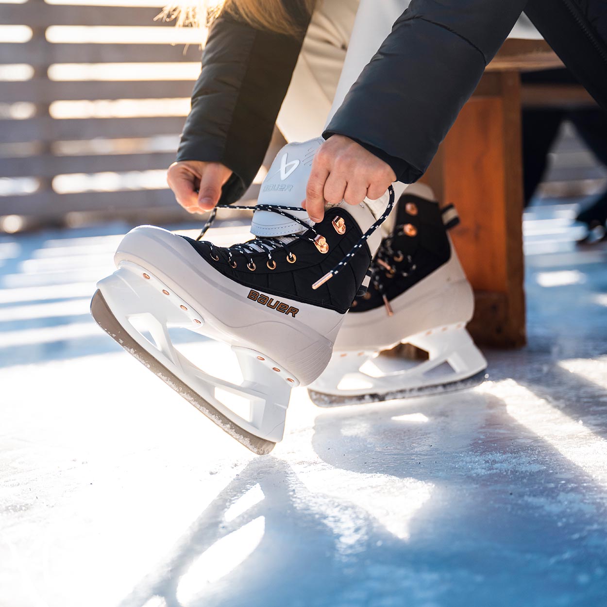 bauer-radiant-heated-skate-senior-pattini-riscaldati-lifestyle image 5