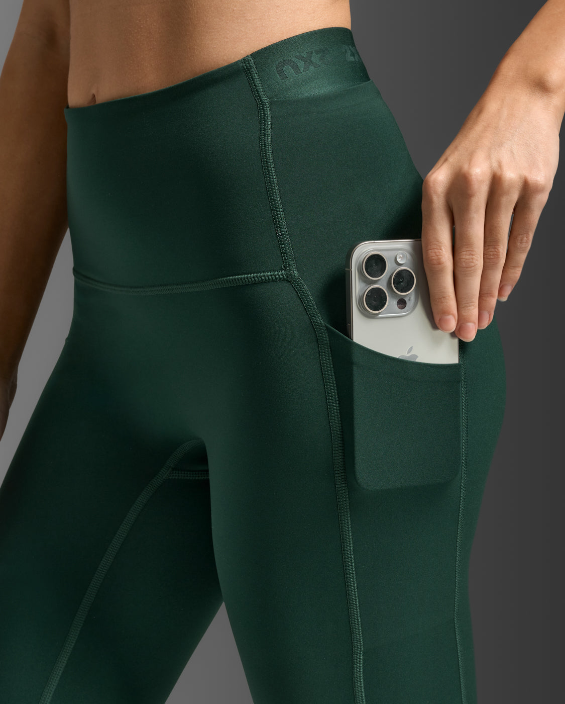 2xu-form-stash-hi-rise-compression-7-8-tights-con-tasche-verde-scuro image 7