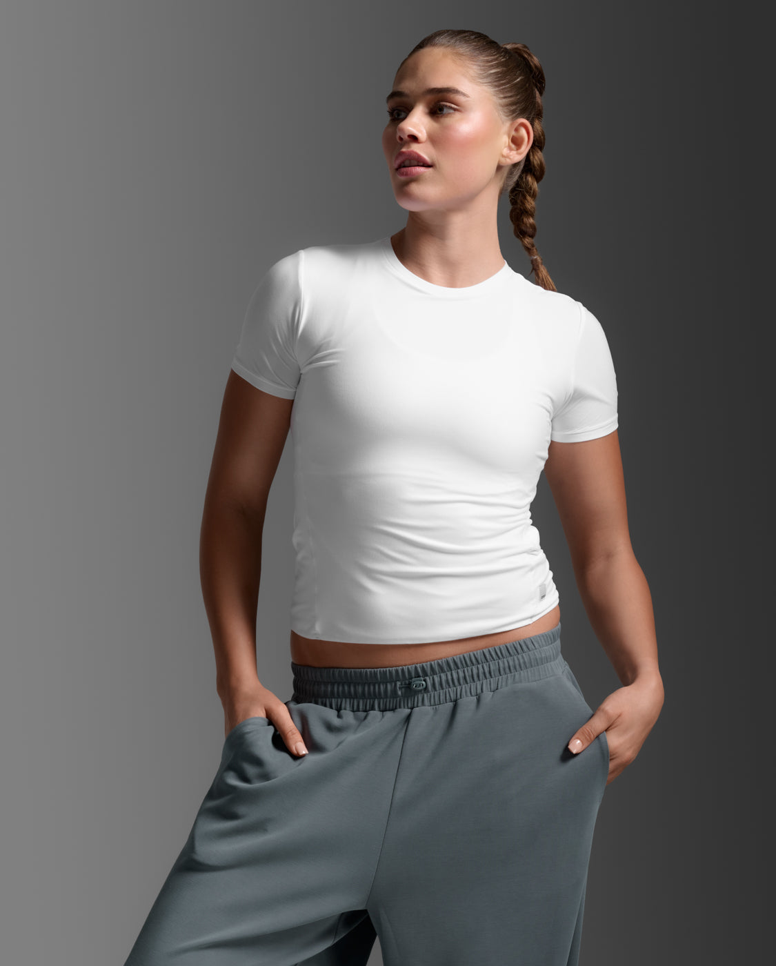 2xu-wonderluxe-fitted-tee-t-shirt-donna-bianca-fit-modellante image 2