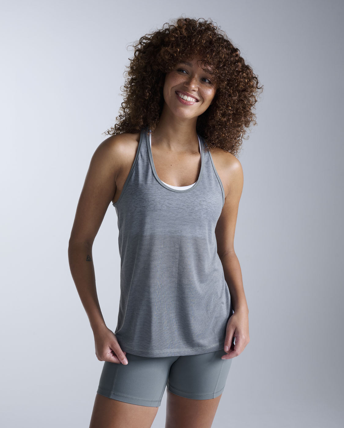 2xu-relight-racerback-singlet-canotta-training-donna-grigio image 1