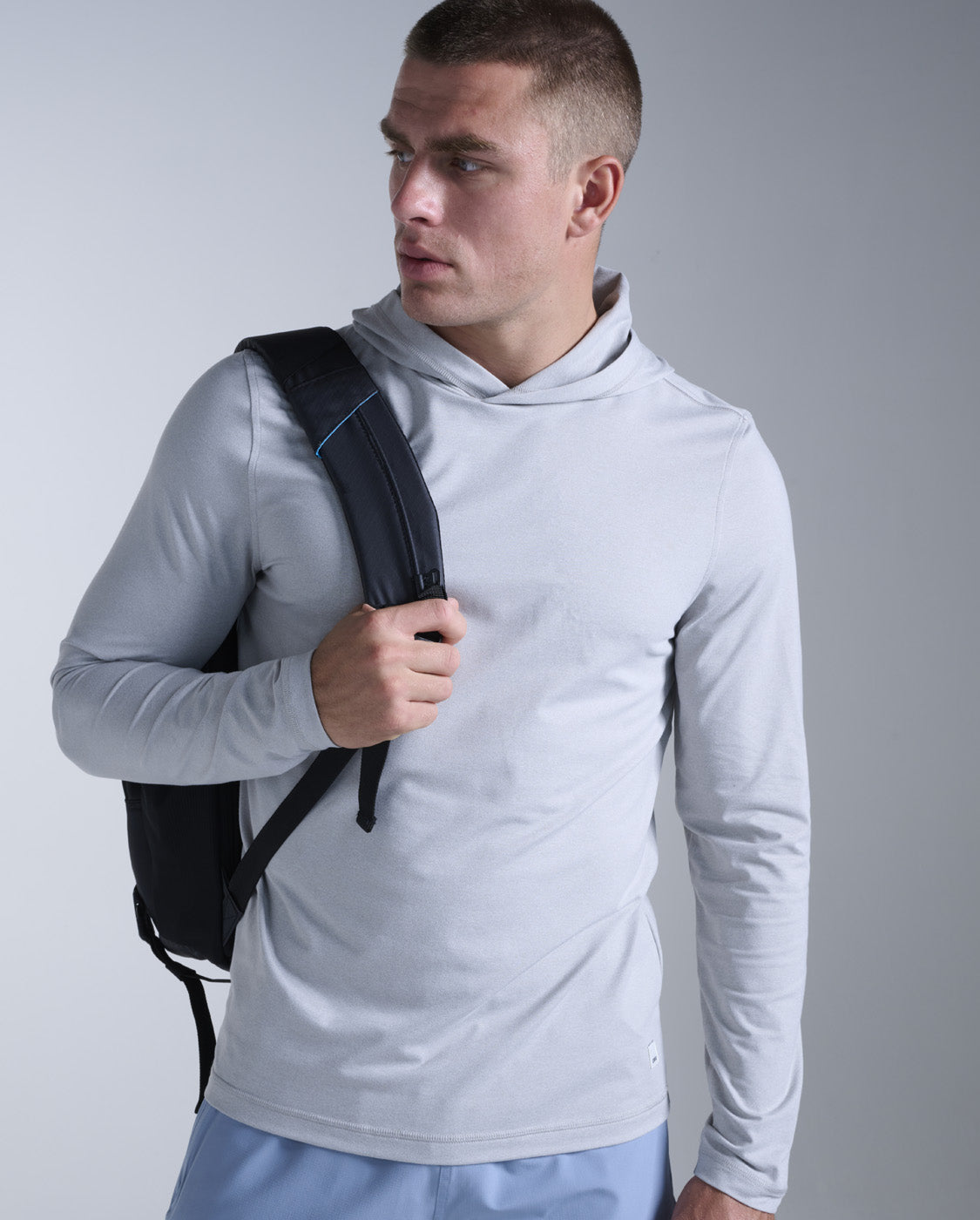 2xu-motion-long-sleeve-hoodie-felpa-training-uomo-grigia image 3