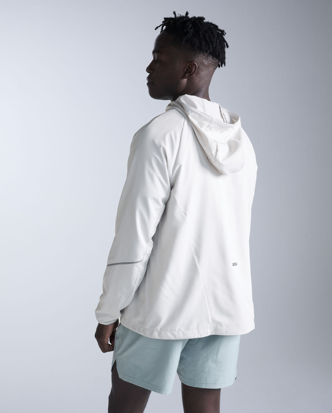 2xu-aero-hex-windbreaker-uomo-slim-antivento-running-grigio image 2