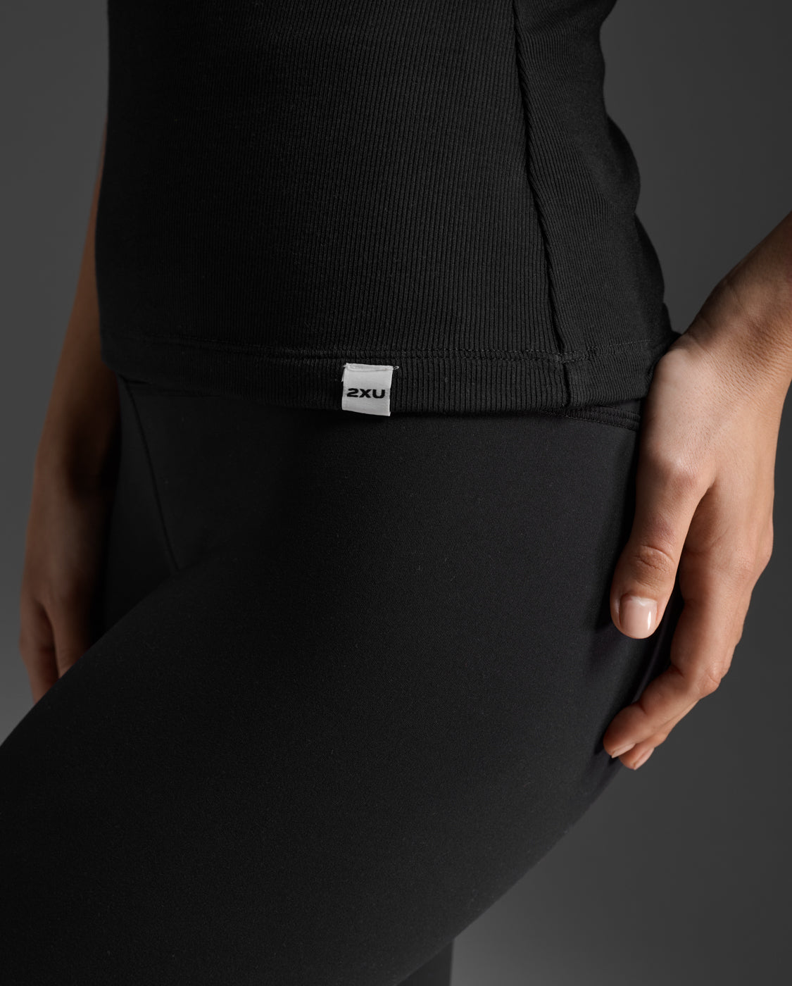 2xu-fluid-modal-ribbed-tank-canotta-nero-fitted image 6