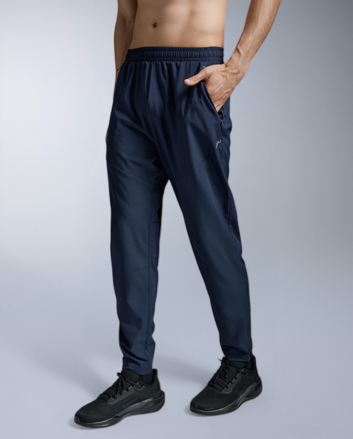 2xu-aero-woven-jogger-uomo-pantaloni-running-leggeri-slim image 2