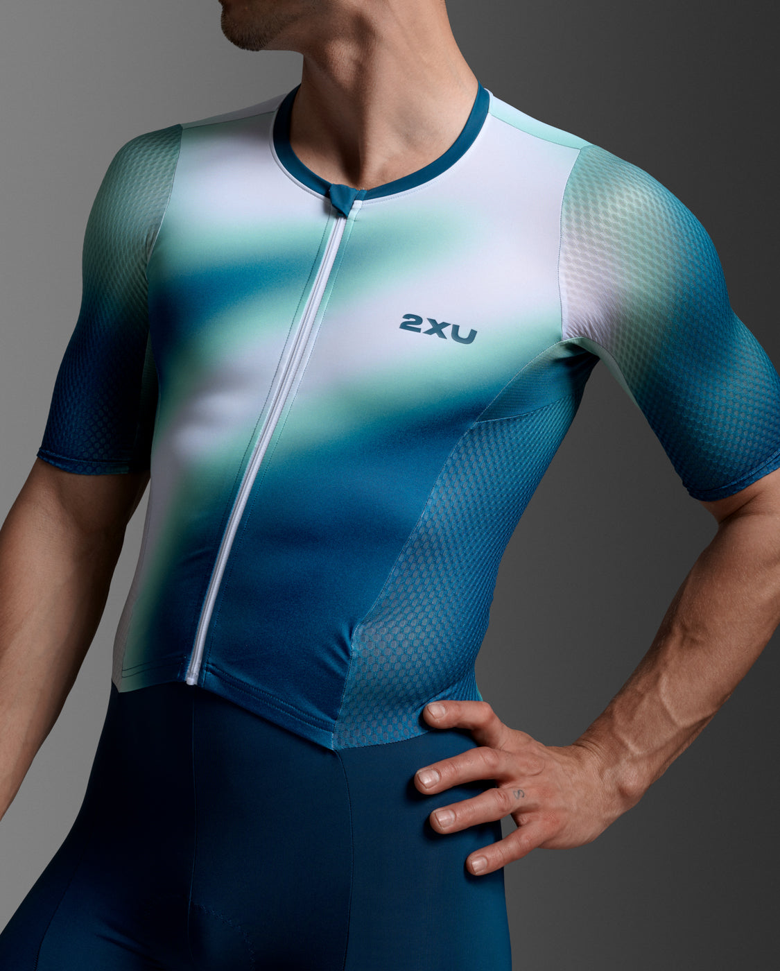 2xu-aero-hex-sleeved-trisuit-triathlon-aerodinamica-blu-verde image 4