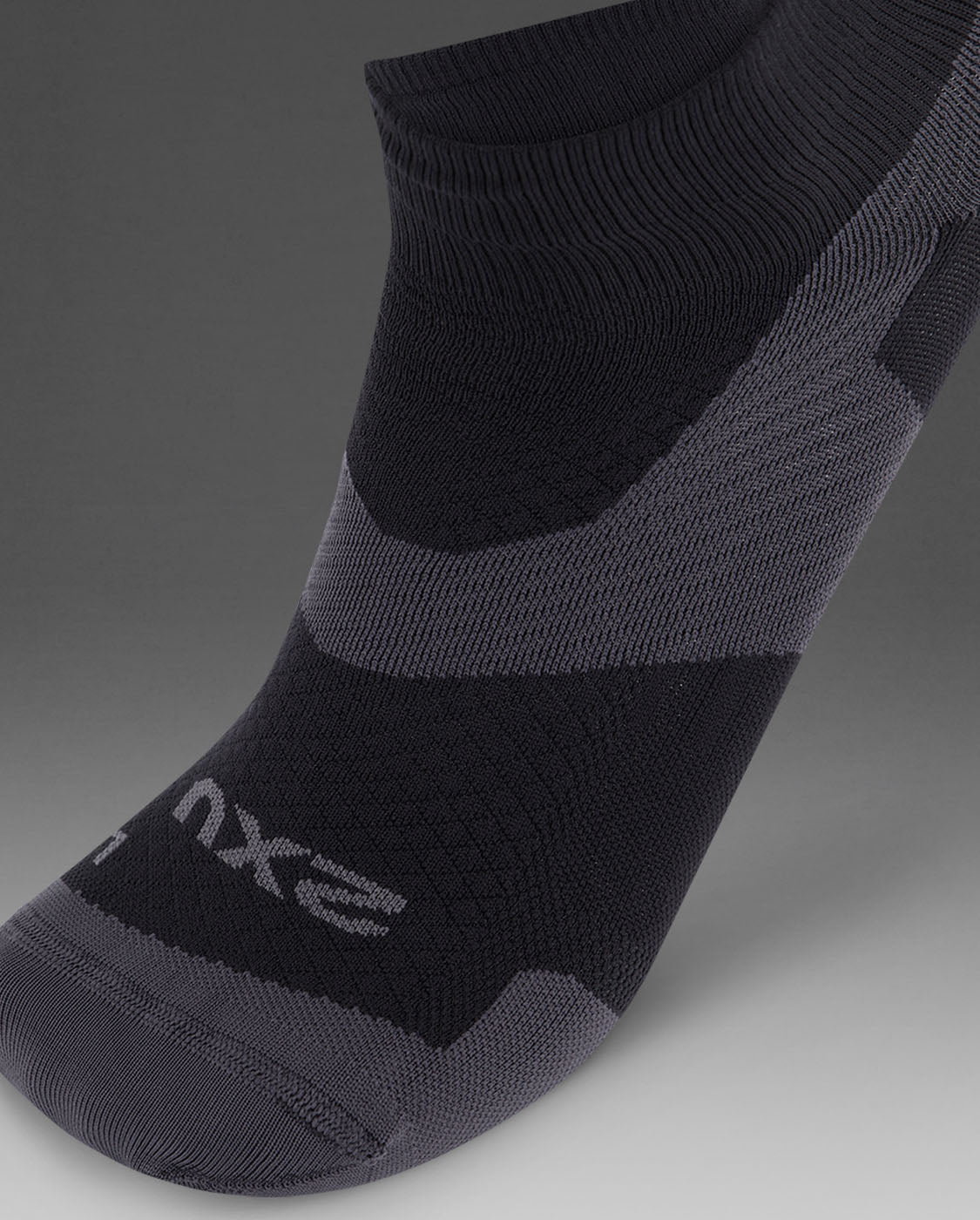 2xu-vectr-ultralight-1-4-crew-compression-socks-nere image 2