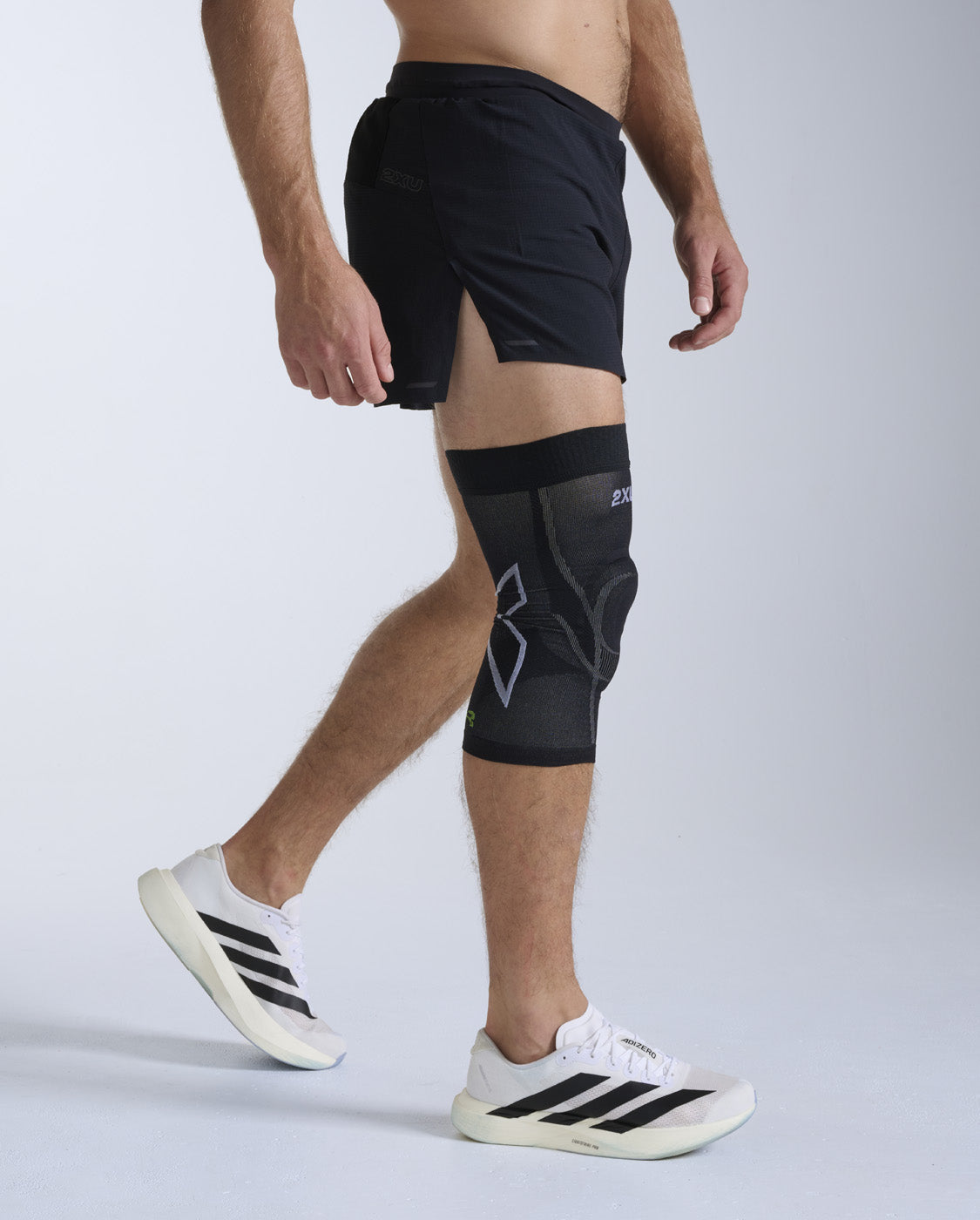 2xu-recovery-knee-brace-with-fir-ginocchiera-nero-grigio image 3