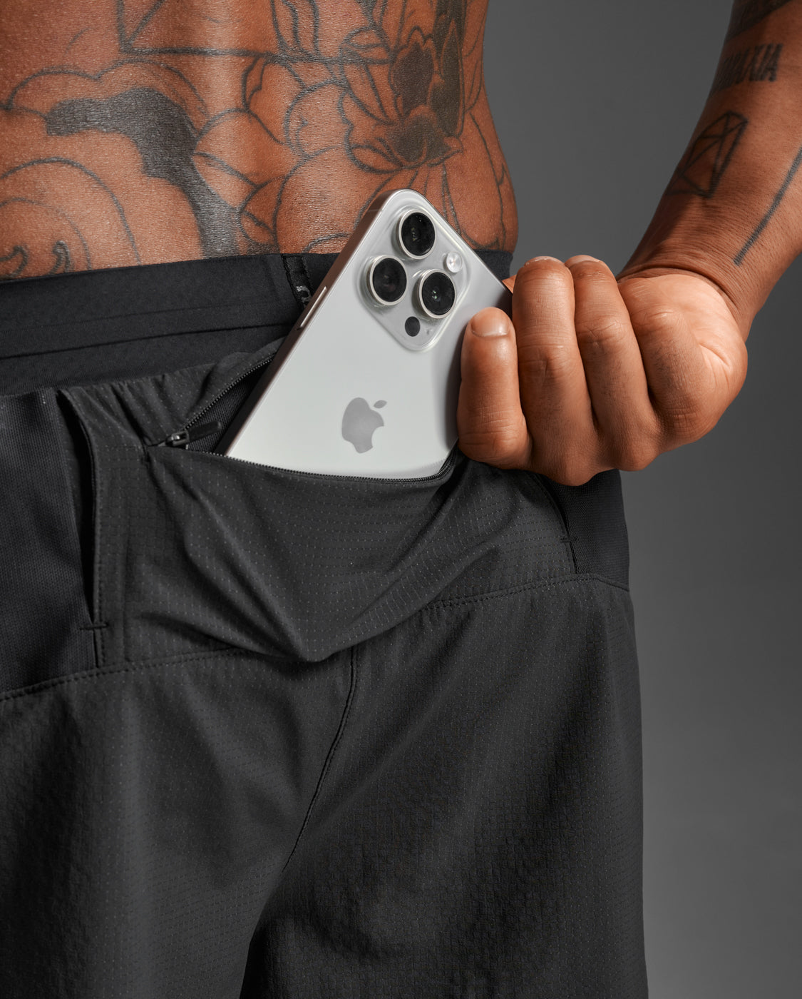2xu-light-speed-stash-5-shorts-da-running-uomo-nero image 7