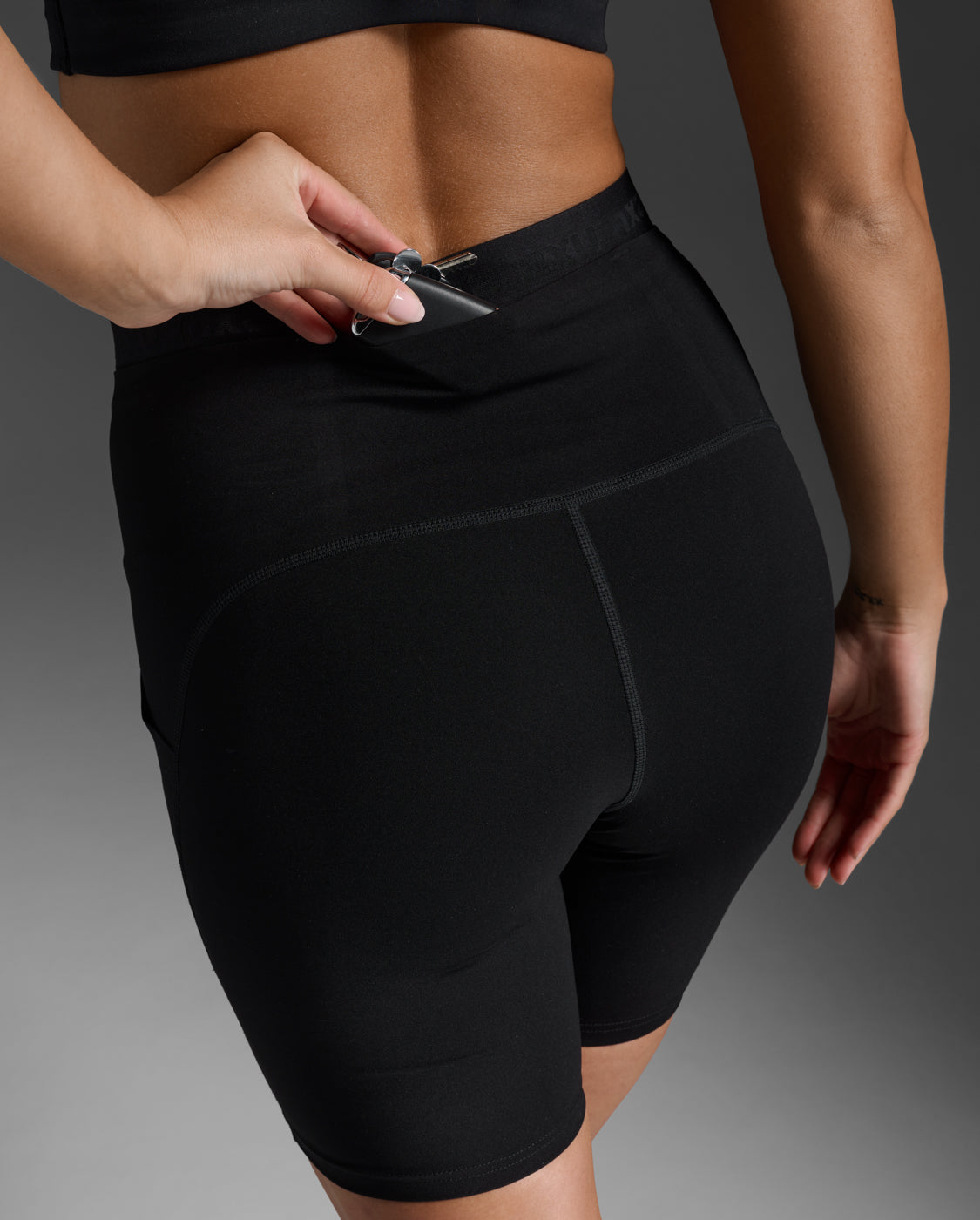 2xu-form-stash-hi-rise-6-compression-short-con-tasche-nero image 7