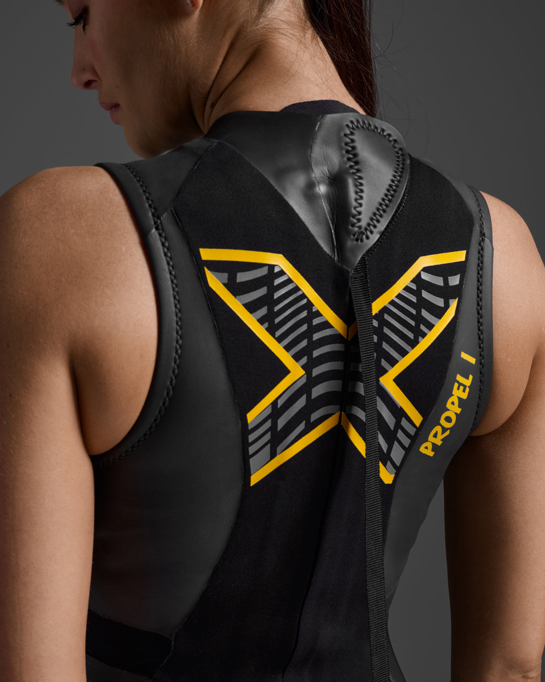 2xu-propel-1-muta-triathlon-smanicata-nero-oro image 7