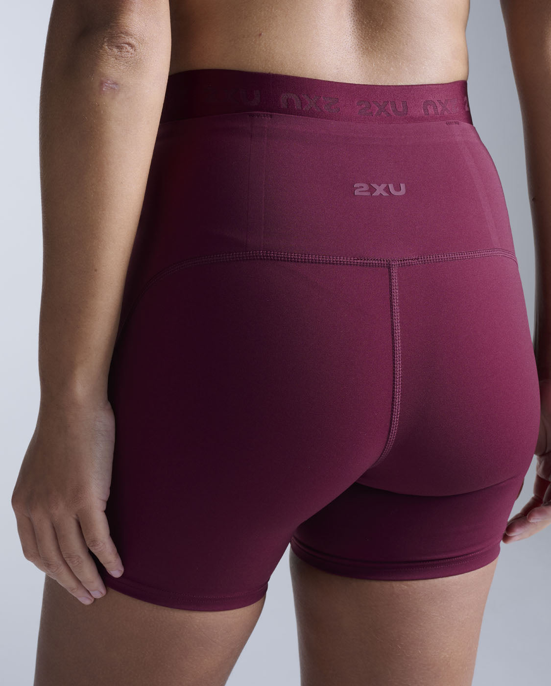 2xu-form-stash-hi-rise-compression-4-inch-shorts-bordeaux image 4