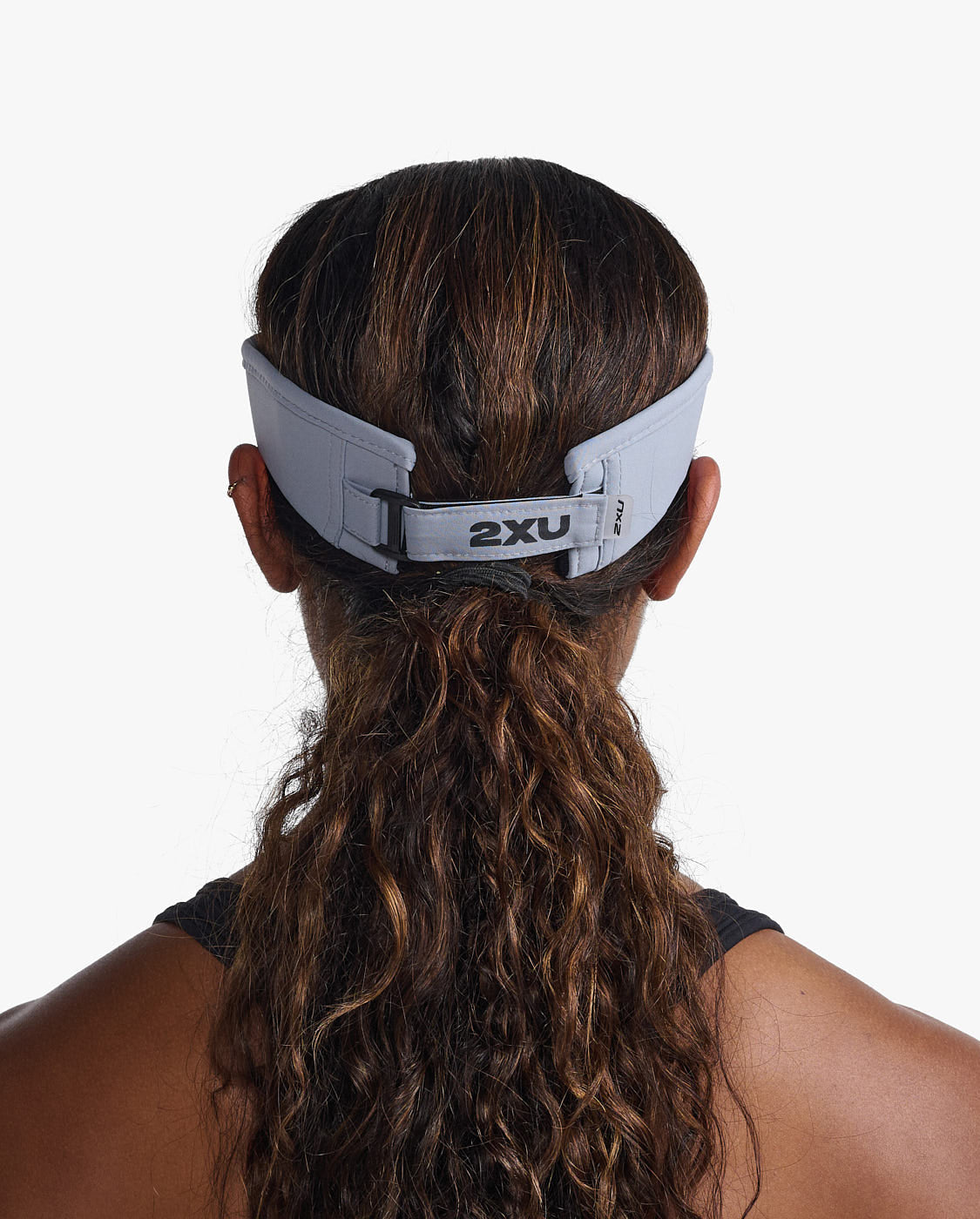 2xu-run-visor-visiera-running-grigia-unisex image 6
