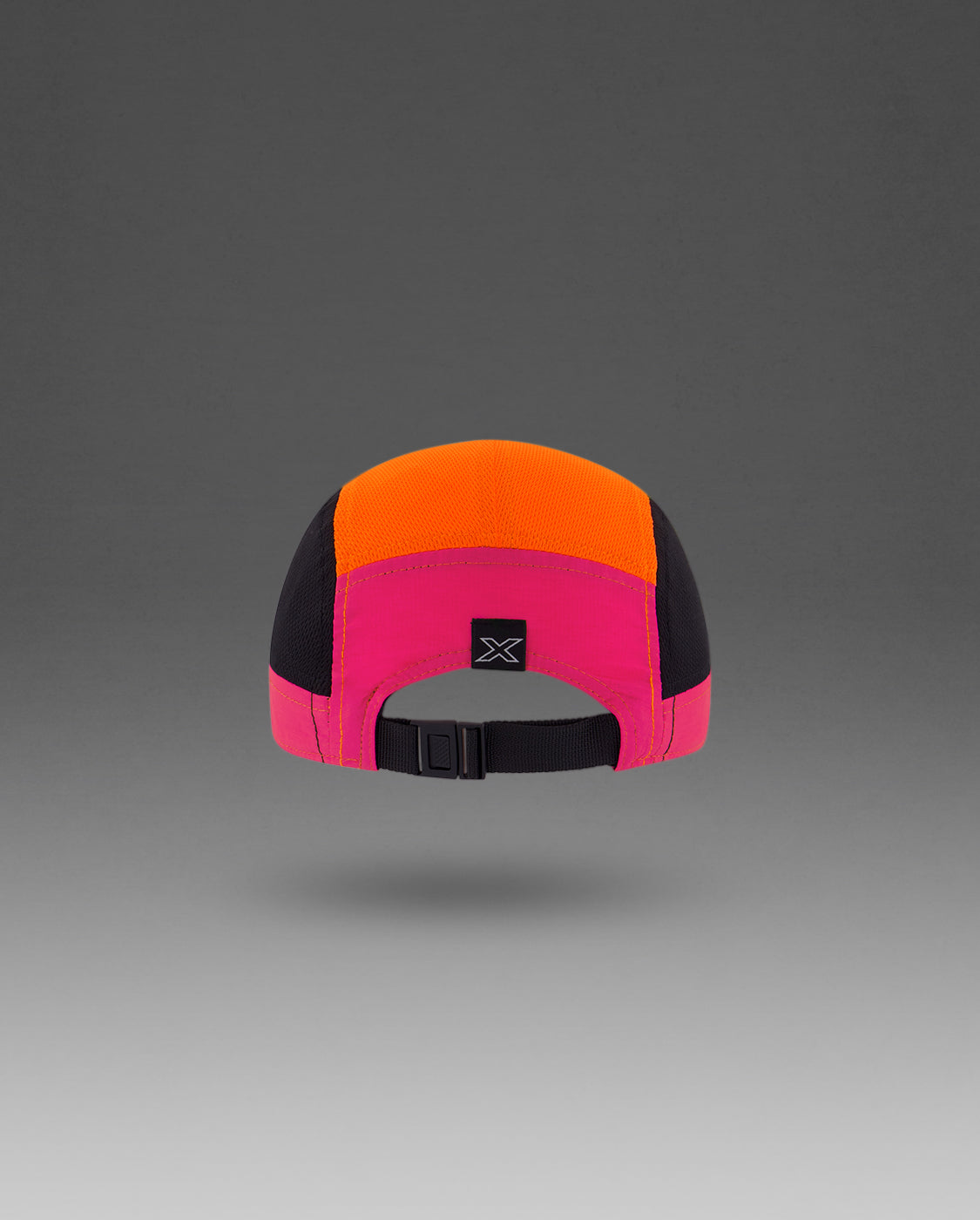 2xu-light-speed-small-cap-cappellino-running-rosa-nero image 3