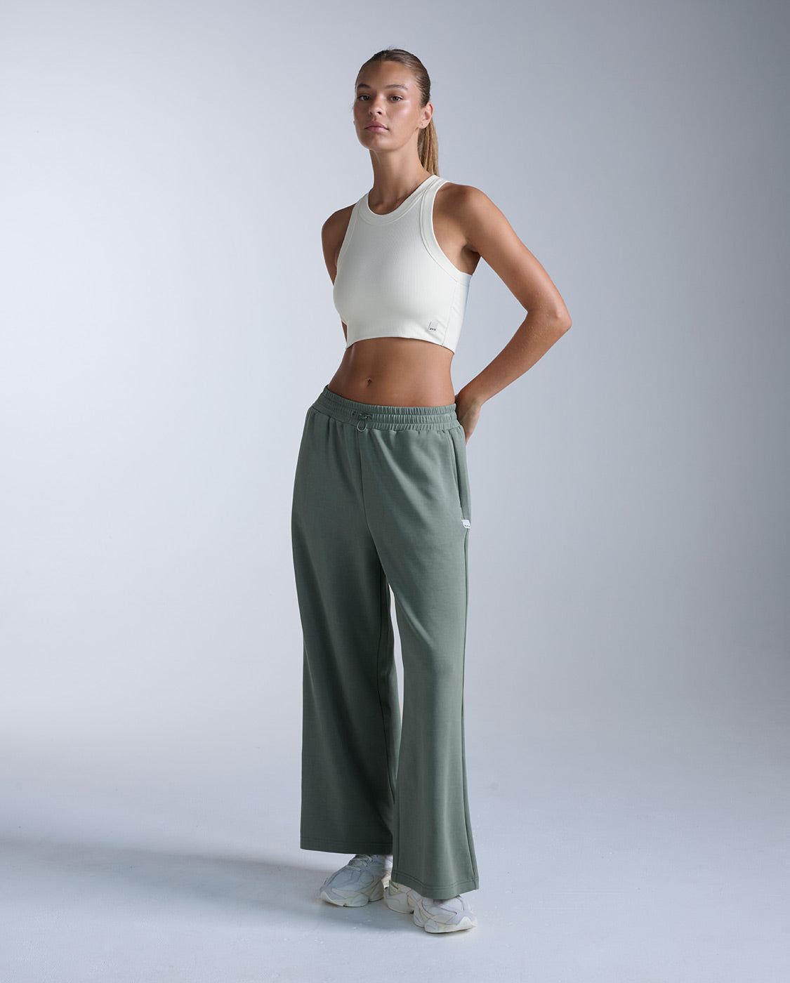 2xu-fluid-tencel-ribbed-crop-tank-top-crop-beige image 6