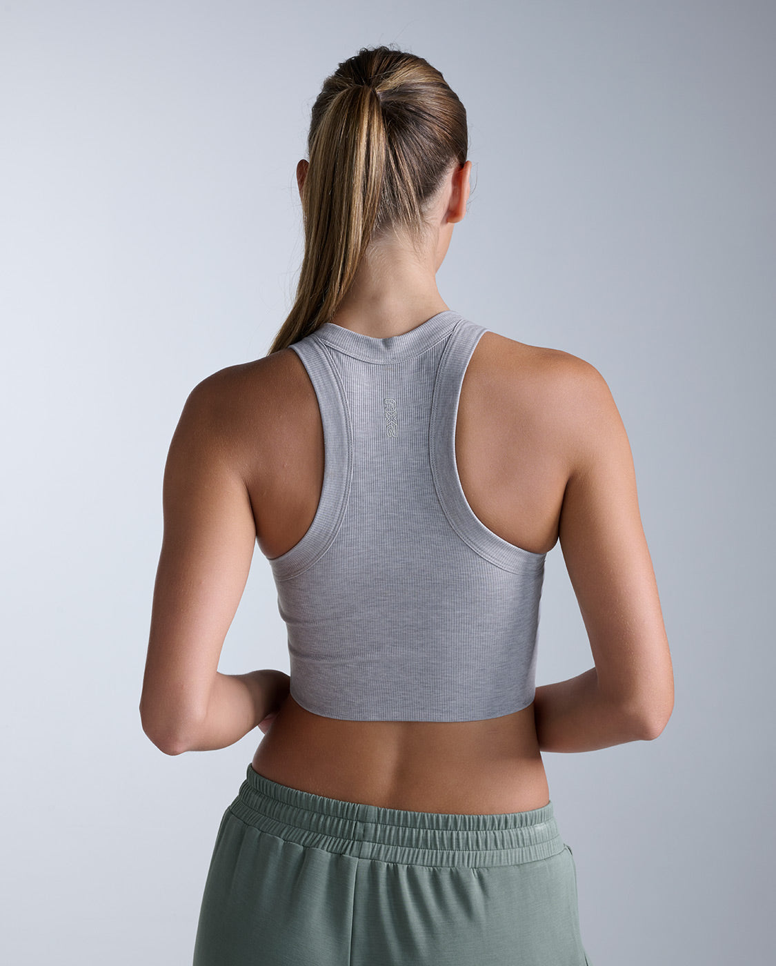 2xu-fluid-tencel-ribbed-crop-tank-canotta-crop-donna-grigia image 2