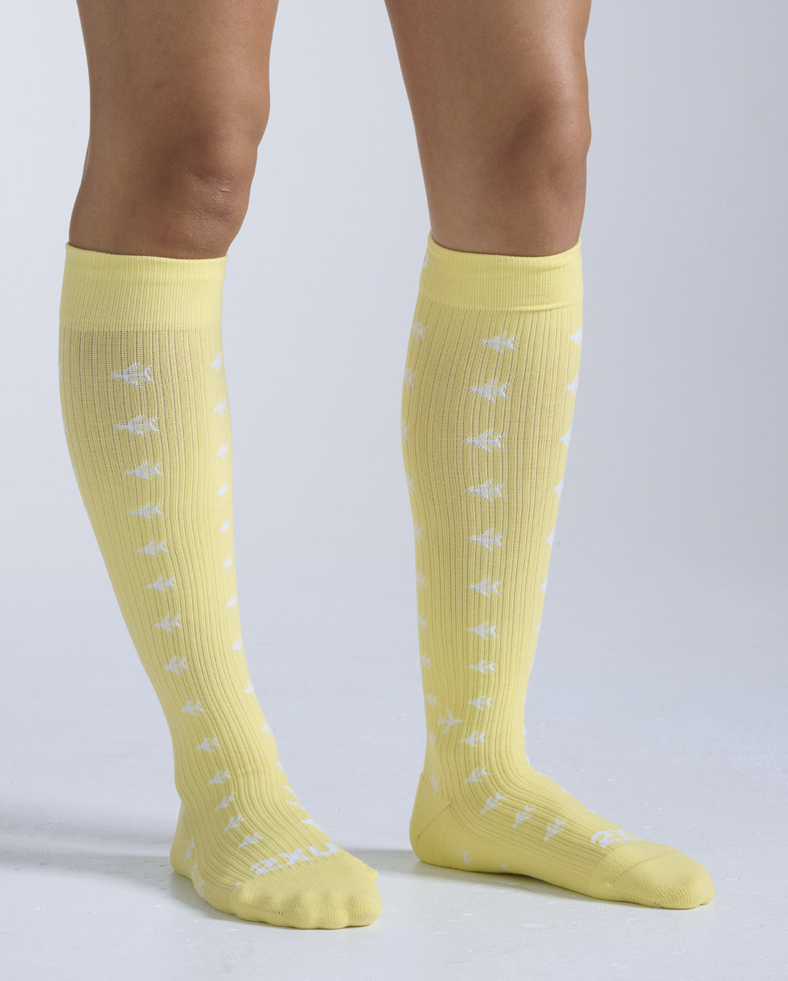 2xu-flight-bamboo-charcoal-compression-socks-calze-compressione-graduata image 1