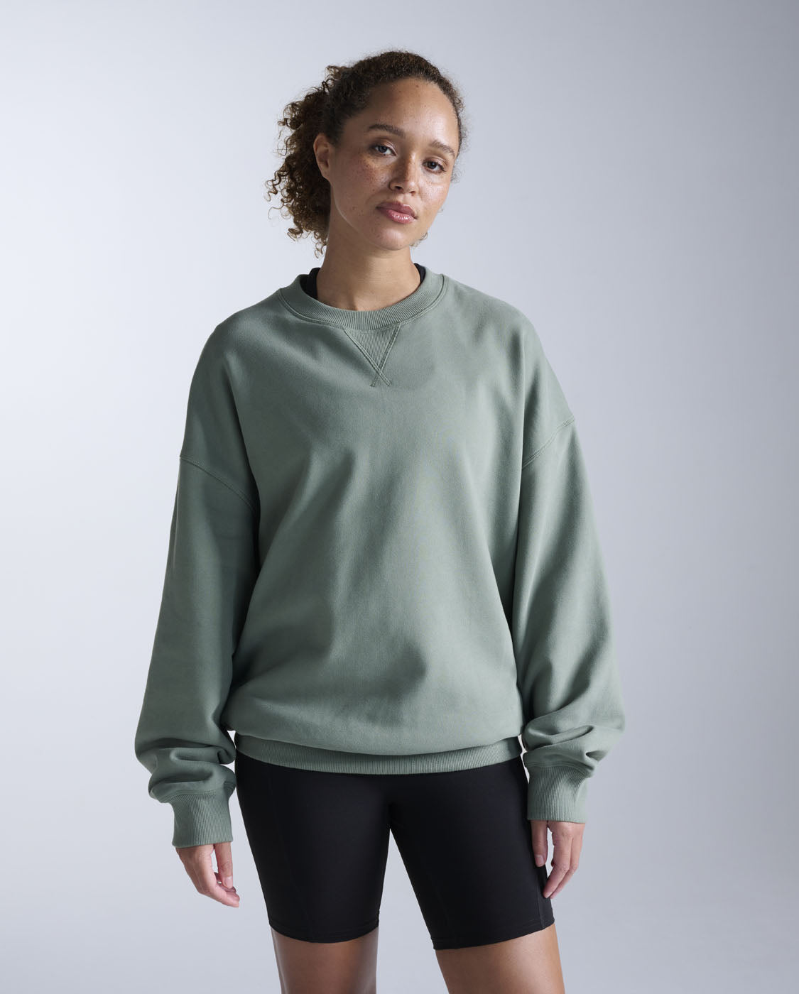 2xu-ez-oversized-organic-cotton-crew-verde-felpa-girocollo-unisex image 1