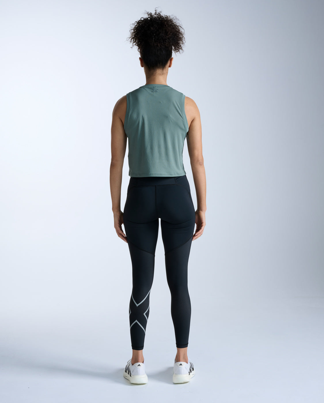 2xu-aero-mesh-crop-tank-donna-verde-salvia-slim image 7
