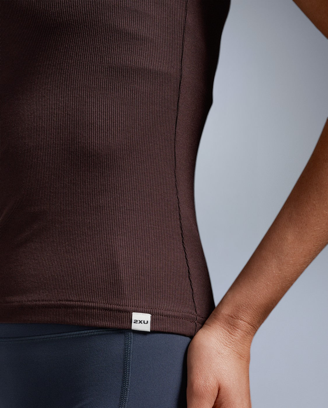 2xu-fluid-modal-ribbed-tank-canotta-donna-marrone image 8