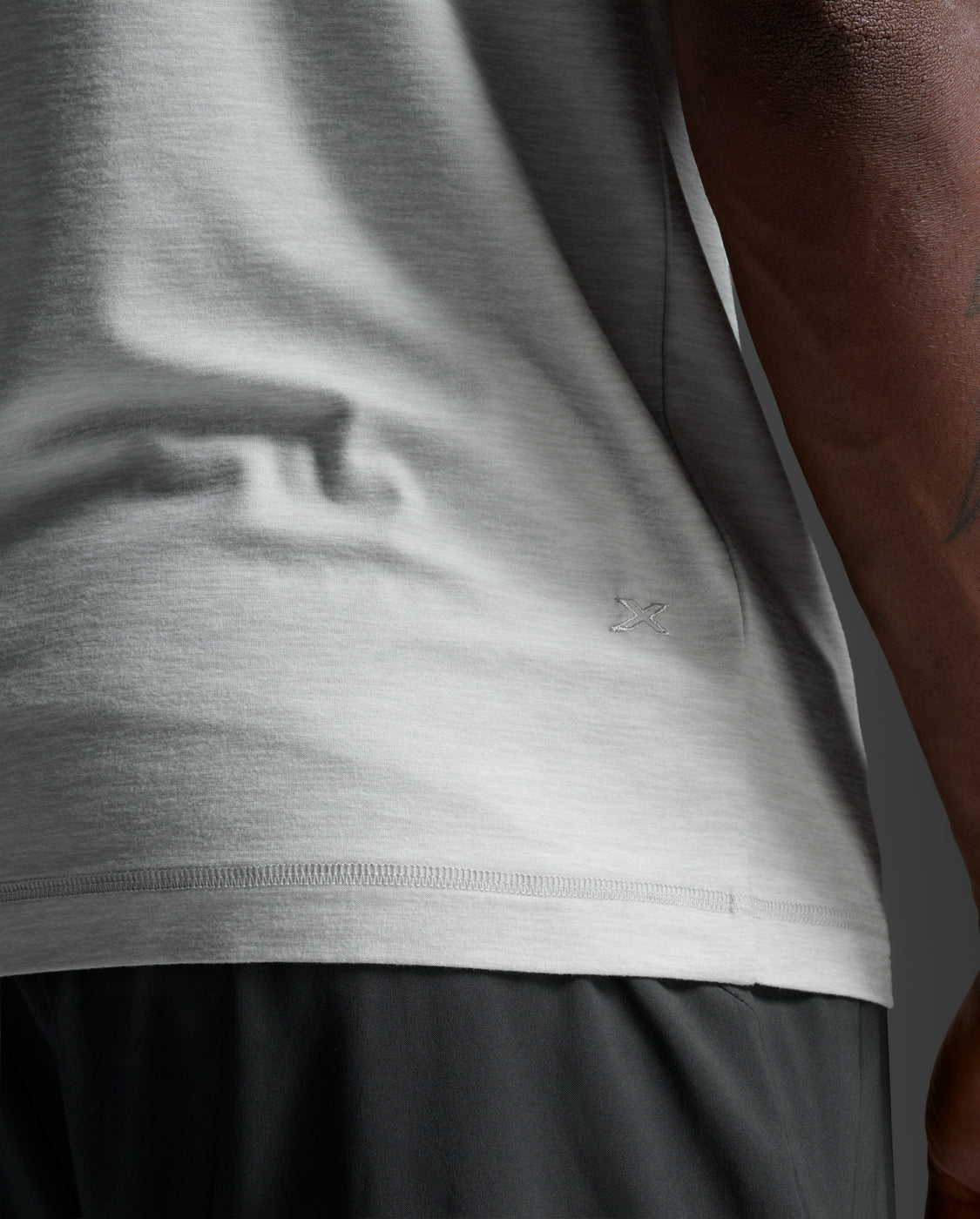 2xu-signature-tee-grigio-t-shirt-training-regular-fit image 8