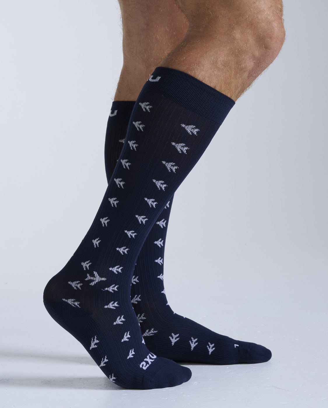2xu-flight-bamboo-charcoal-compression-socks-calze-viaggio-blu image 4