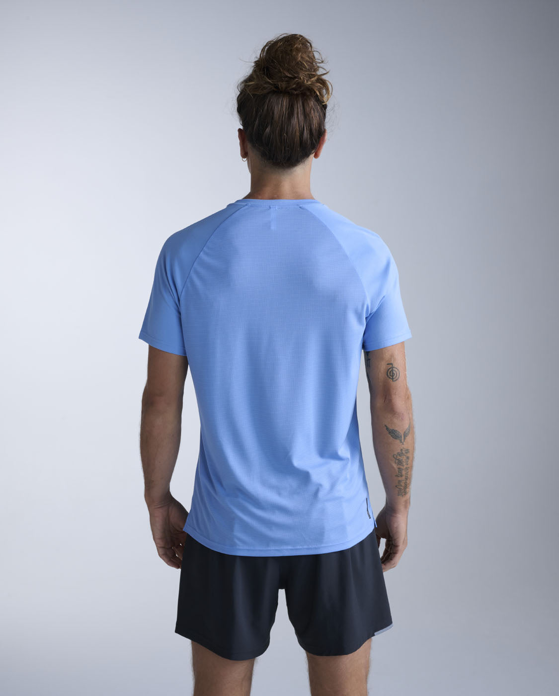 2xu-aero-tee-maglia-running-traspirante-uomo image 2