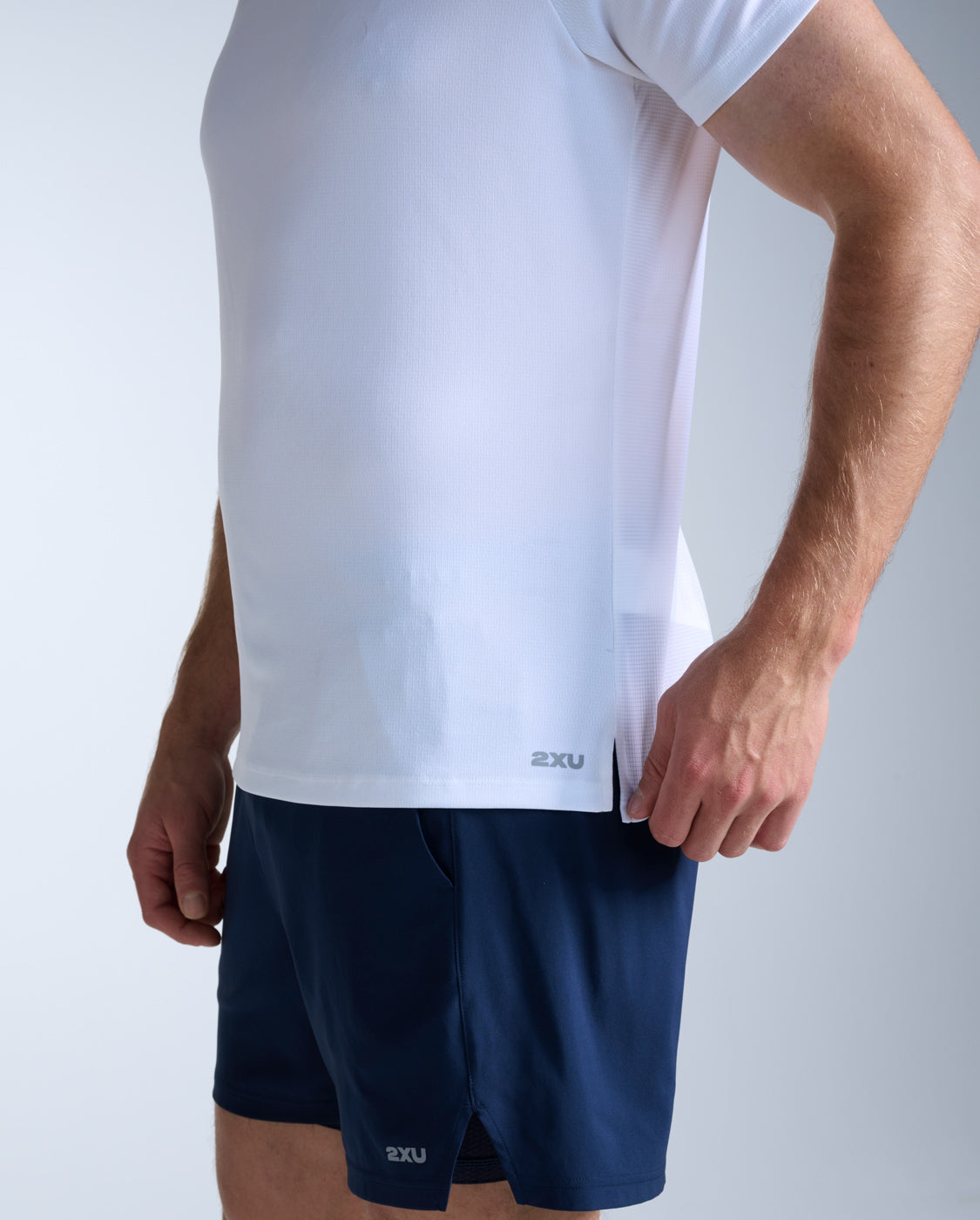 2xu-aero-tee-t-shirt-running-uomo-bianca image 2