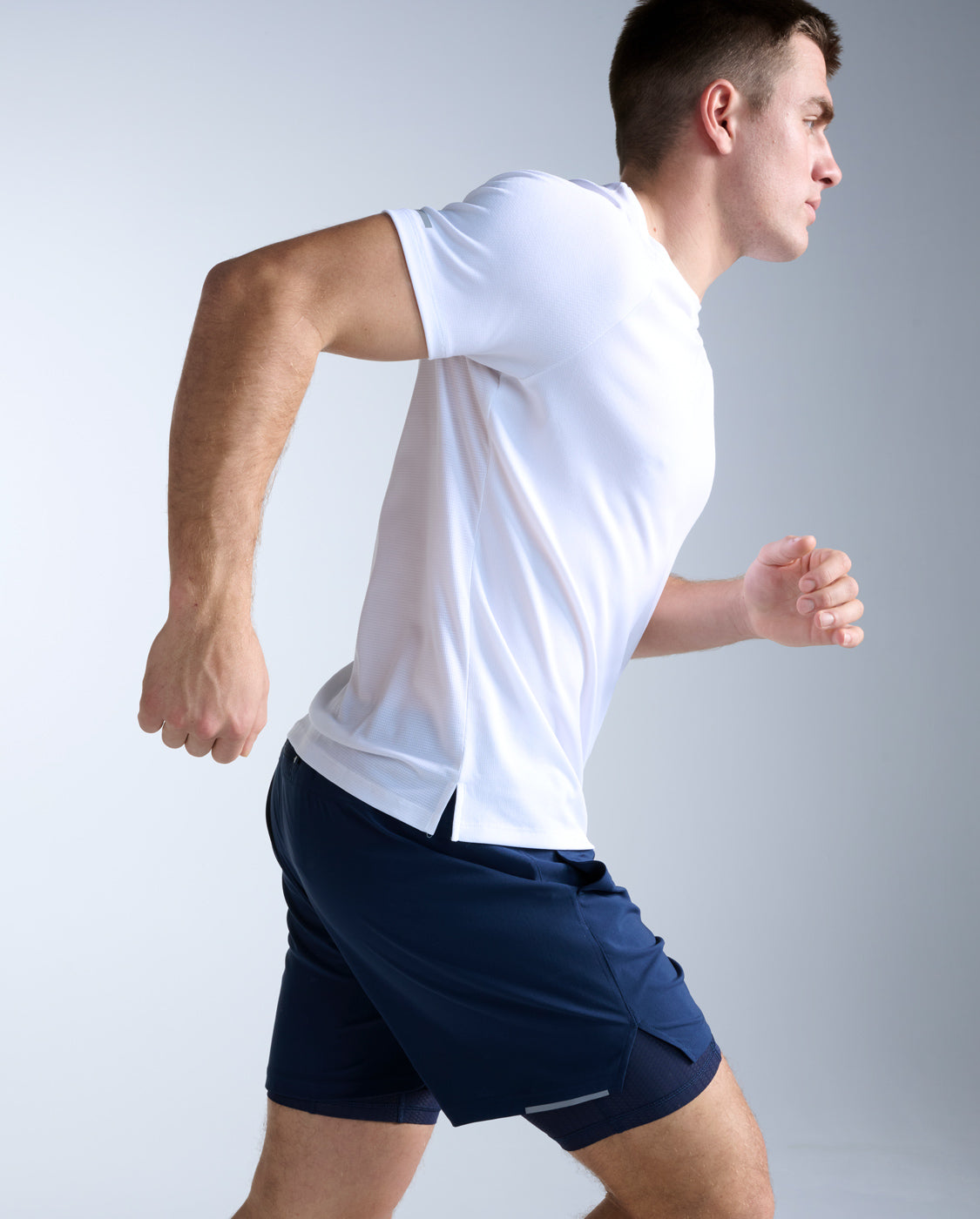 2xu-aero-tee-t-shirt-running-uomo-bianca image 3