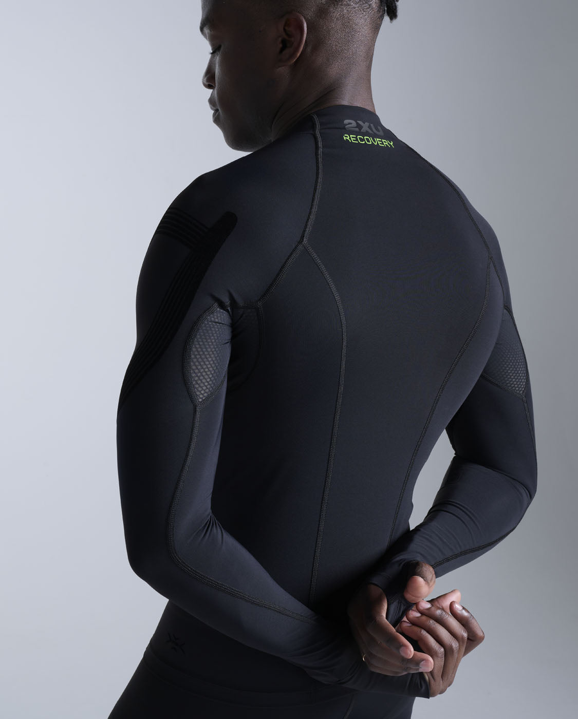 2xu-recovery-compression-top-with-fir-maglia-compressione-extra-forte-nera image 8