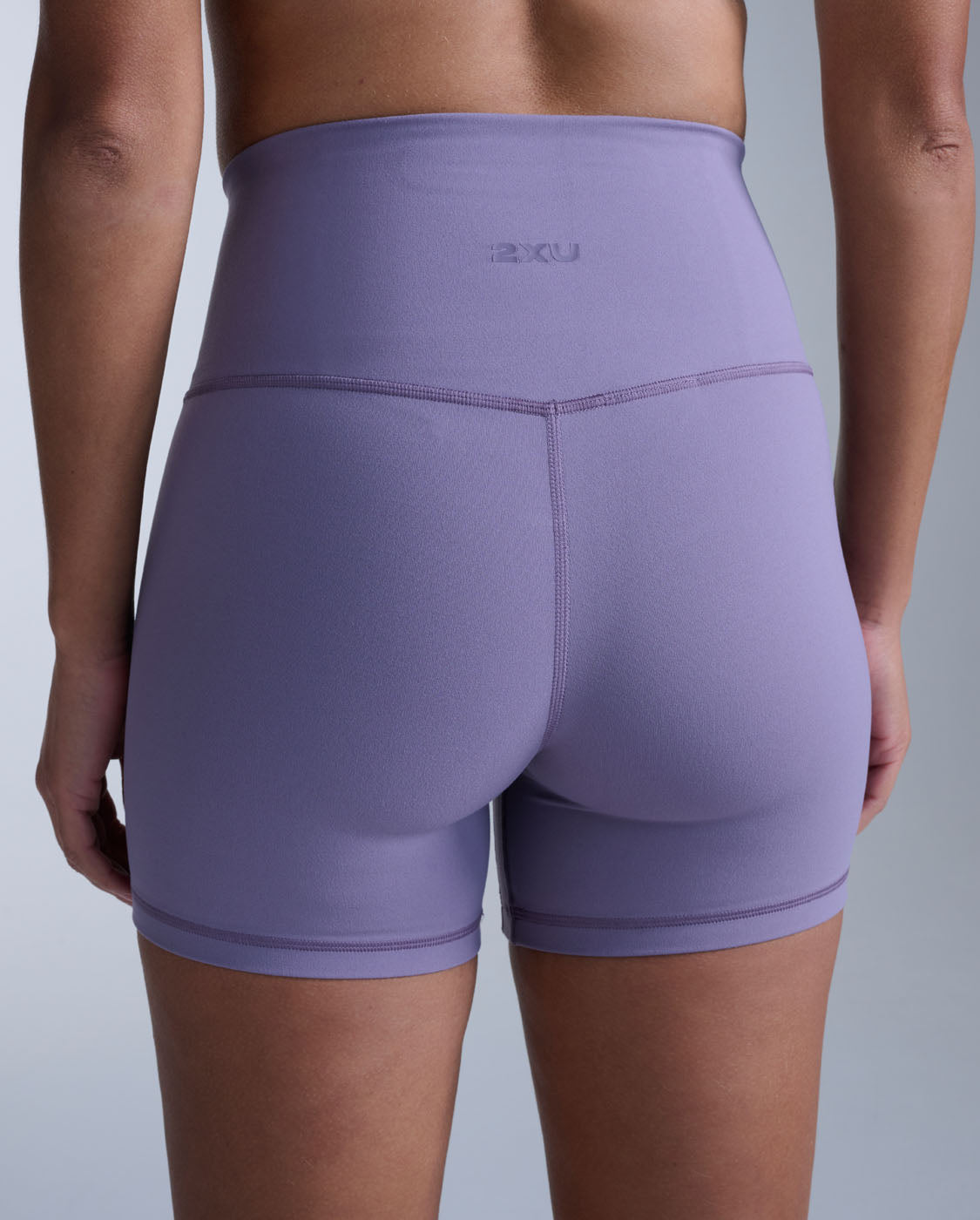 2xu-fluid-hi-rise-5-inch-shorts-shorts-training-donna-viola image 4