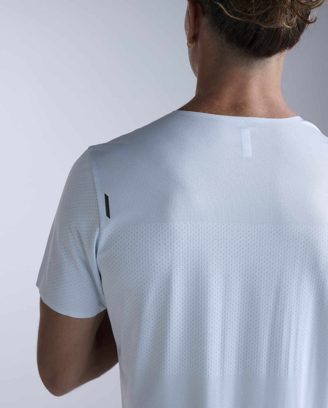 2xu-light-speed-tech-tee-t-shirt-running-azzurro-chiaro image 4