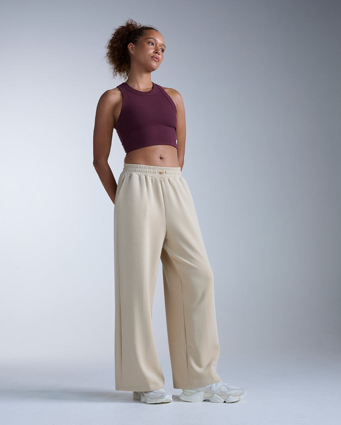 2xu-fluid-tencel-ribbed-crop-tank-bordeaux image 6