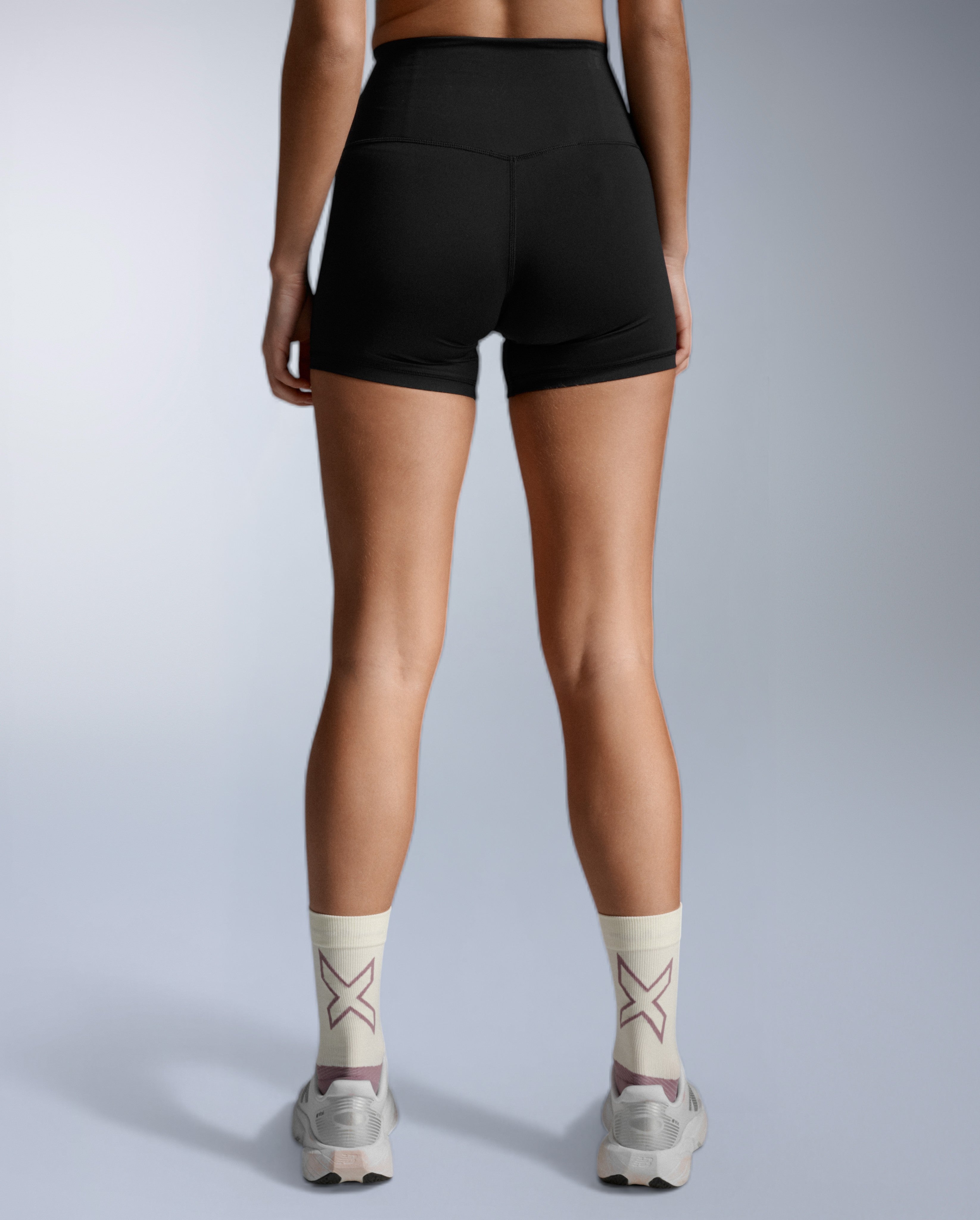 2xu-feather-flex-5-inch-shorts-nero-aderente image 2
