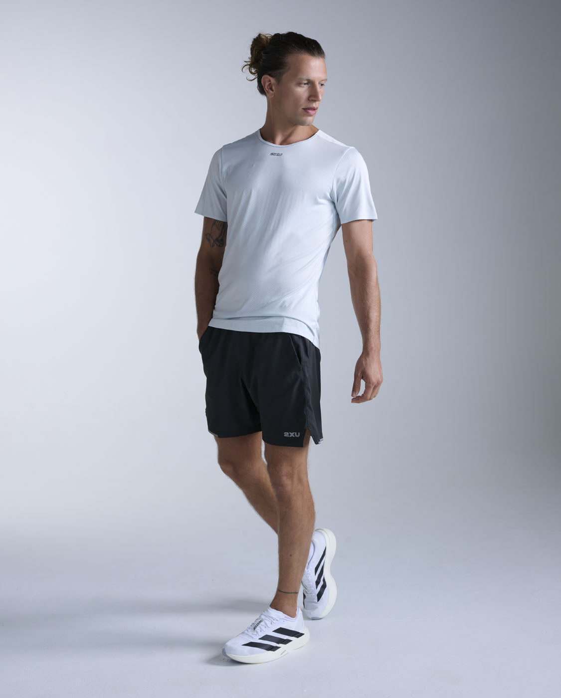 2xu-light-speed-tech-tee-t-shirt-running-azzurro-chiaro image 6