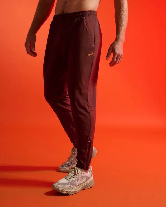 2xu-aero-woven-jogger-pantaloni-jogger-running-uomo-bordeaux image 1