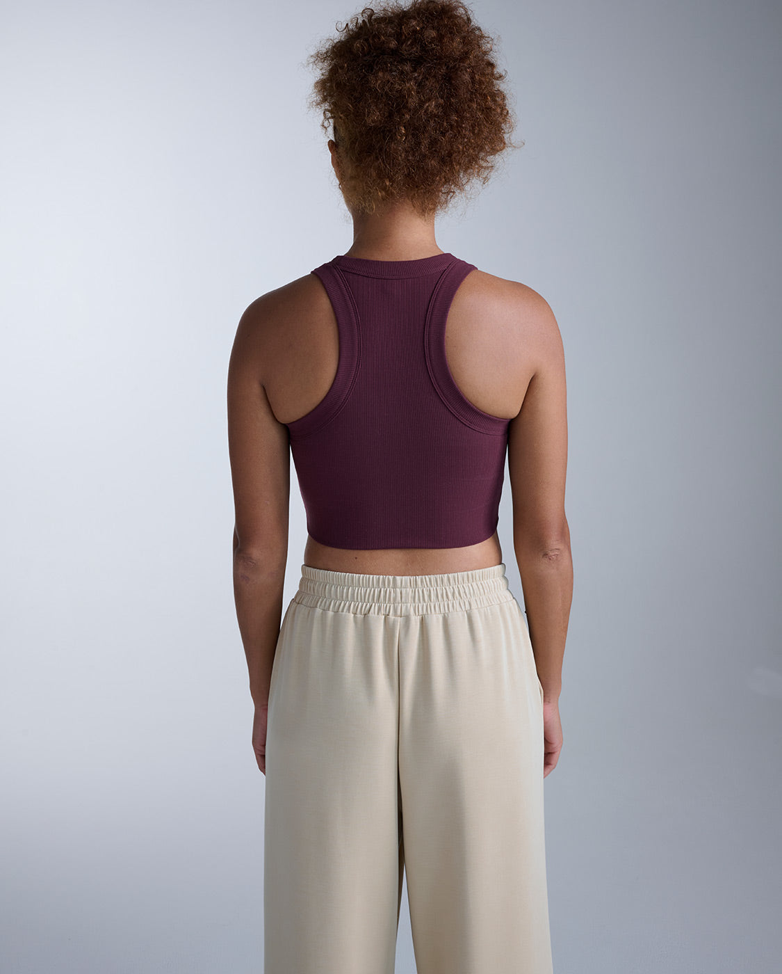 2xu-fluid-tencel-ribbed-crop-tank-bordeaux image 2