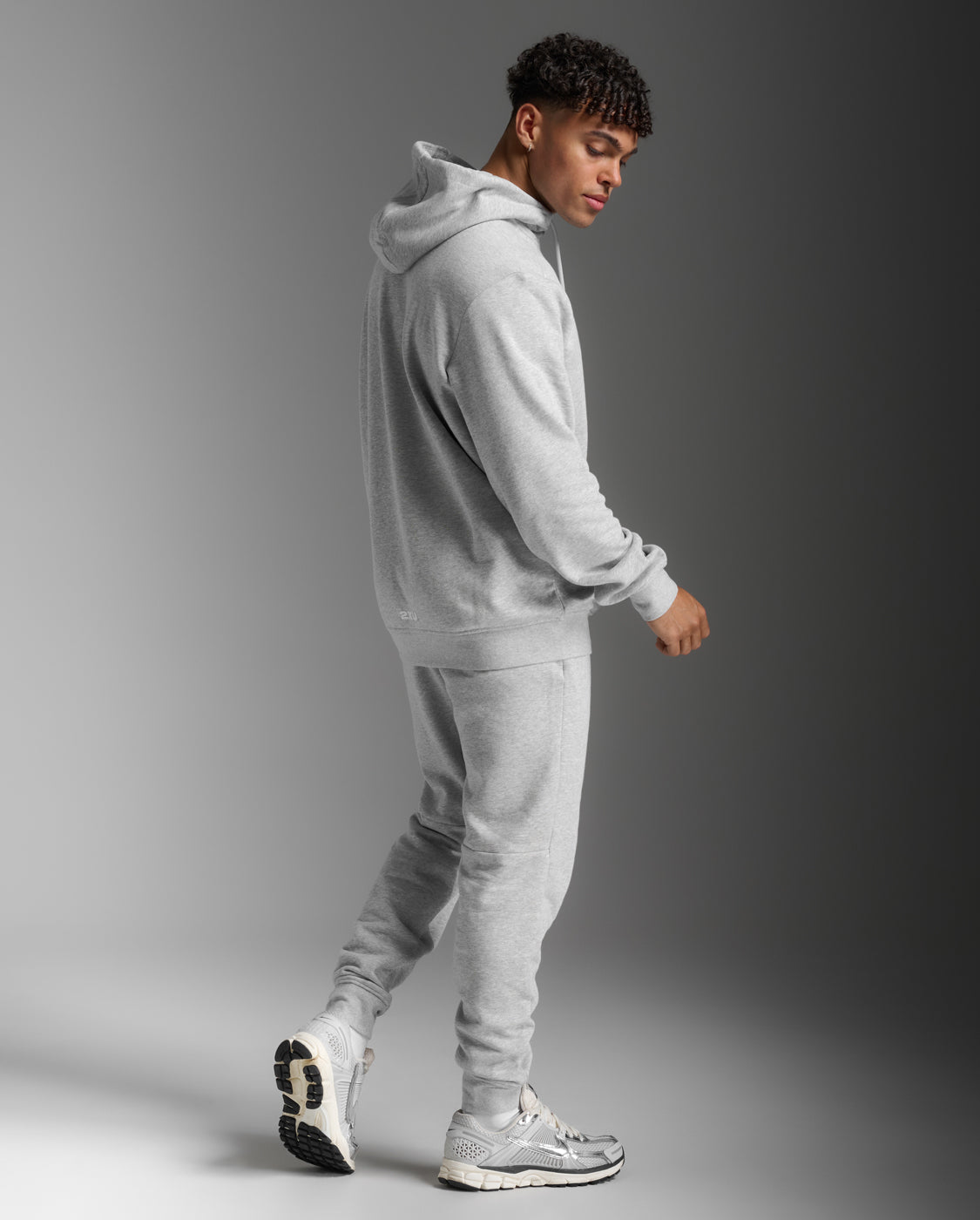 2xu-aspire-zip-hoodie-uomo-con-cappuccio-grigio-chiaro image 3