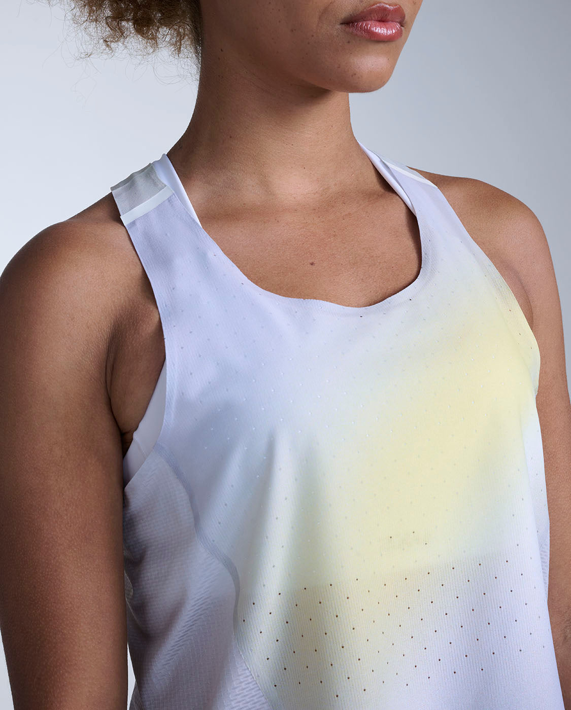 2xu-light-speed-react-crop-singlet-top-running-donna-slim image 4