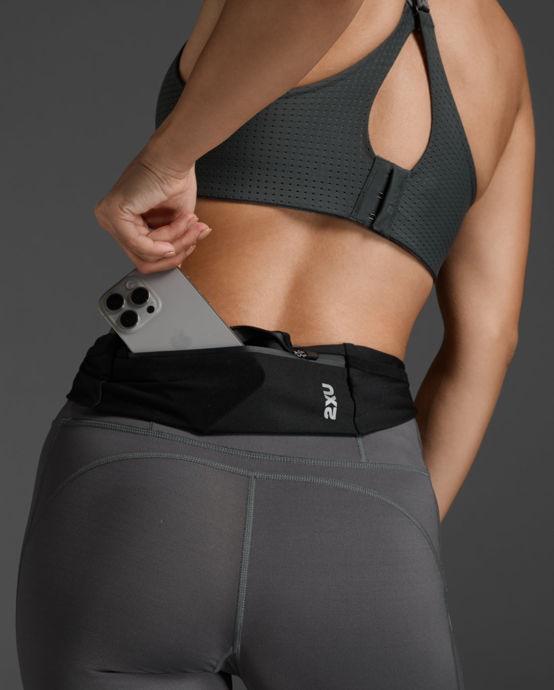 2xu-run-belt-cintura-running-nera-con-zip image 4