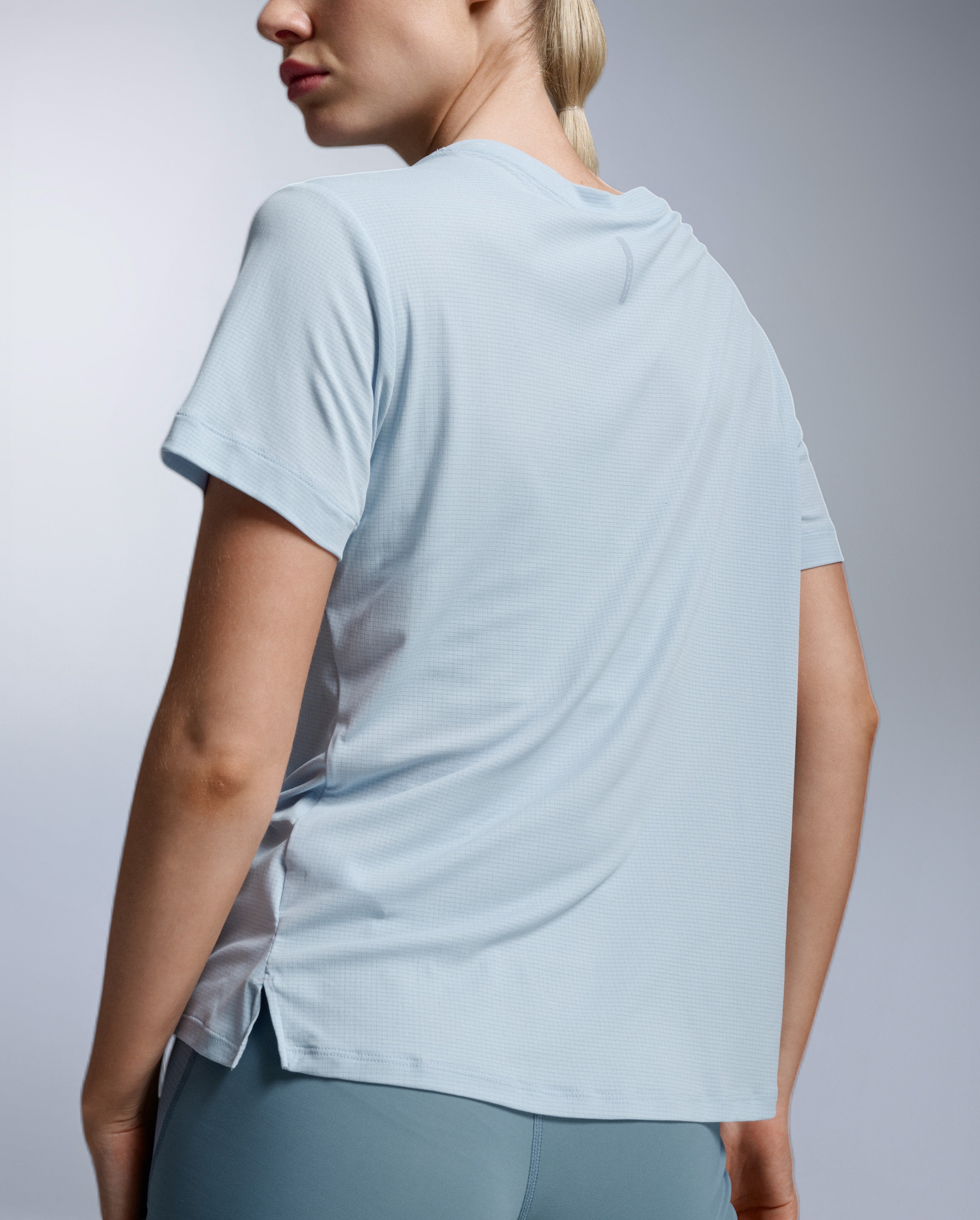 2xu-aero-trail-tee-maglia-trail-running-donna image 3