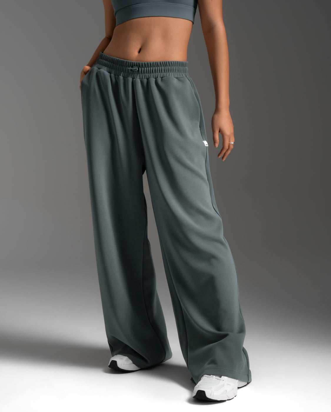 2xu-wonderluxe-sand-washed-wide-leg-pants-pantaloni-donna image 3