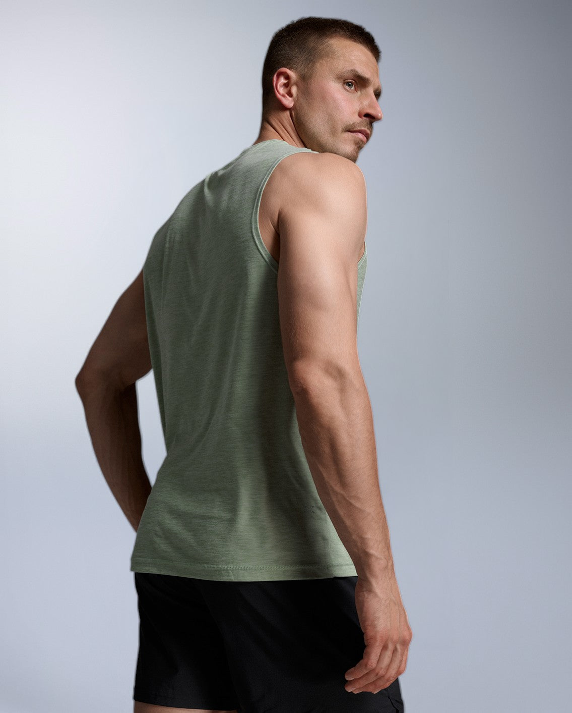 2xu-signature-tank-canotta-training-uomo-verde image 3
